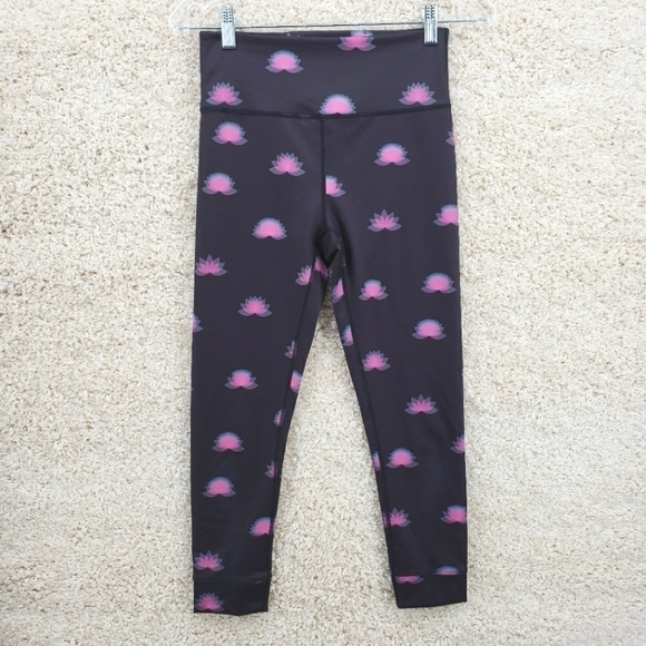 𝅺FP Movement Free People women US Small black leggings pink lotus flowers poly - Picture 1 of 11